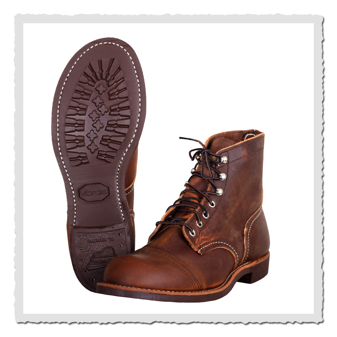 Brauner Lederstiefel mit sichtbarer Sohle, zweiter Stiefel daneben auf weißem Hintergrund.